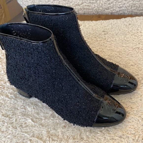 AUTHENTIC CHANEL tweed ankle boots! Size 38. Such a perfect shoe.. - Picture 4 of 5